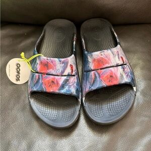 OOFOS Multicolor Slide Sandals
